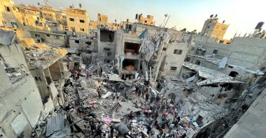 Palestinians search for casualties at the site of Israeli strikes on houses in Jabalia refugee camp, amid the ongoing conflict between Israel and Palestine, the Gaza Strip, Palestine, Nov. 18, 2023. (Reuters Photo)