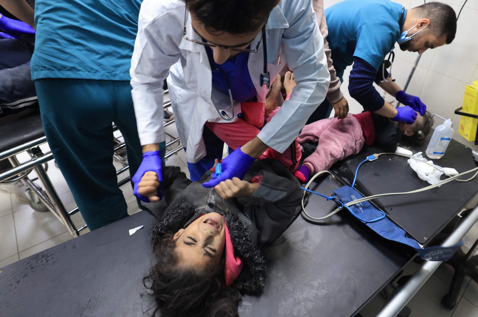 Wounded Palestinian children receive treatment at the Nasser hospital in Khan Younis in the southern Gaza Strip on Nov. 20, 2023. (AFP Photo)