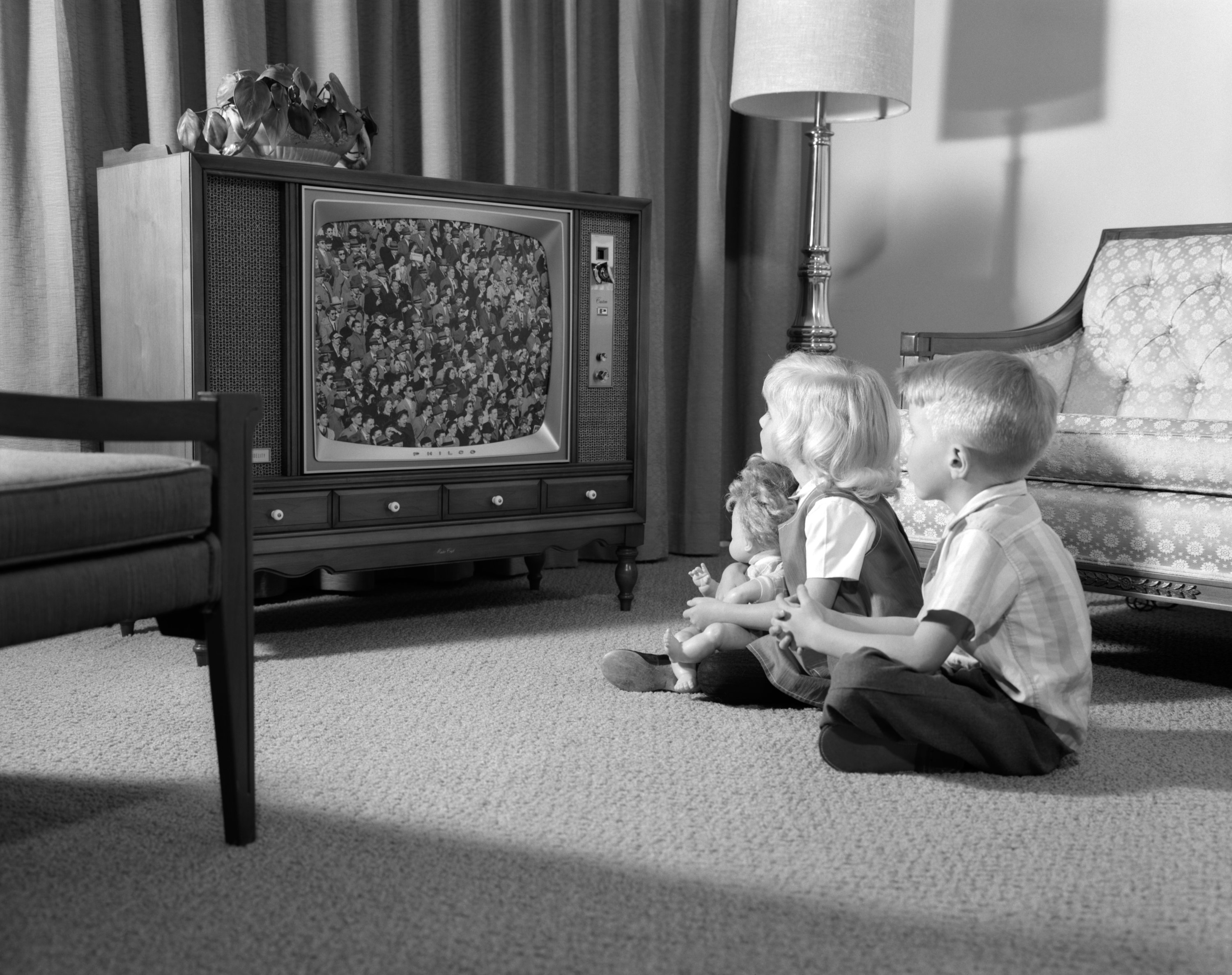 Watching their lives. Черно белый телевизор. Старый телевизор. Старый телевизор и дети. Советские дети перед телевизором.