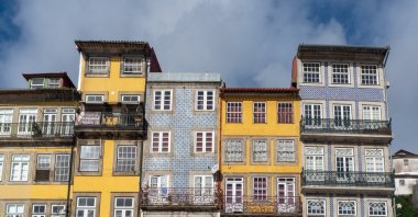 If you sail across the Douro in Porto, you will see colorful houses above the banks of the river from the water. (dpa Photo)