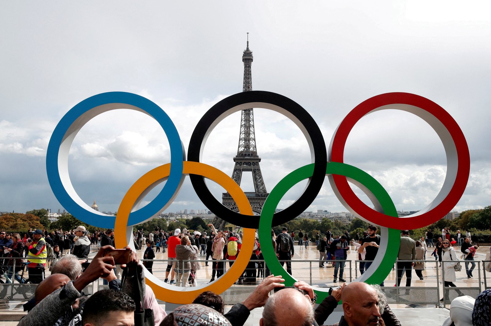 Olympic rings to celebrate the IOC official announcement that Paris won the 2024 Olympic bid are seen in front of the Eiffel Tower, Paris, France, Sept. 16, 2017. (Reuters Photo)