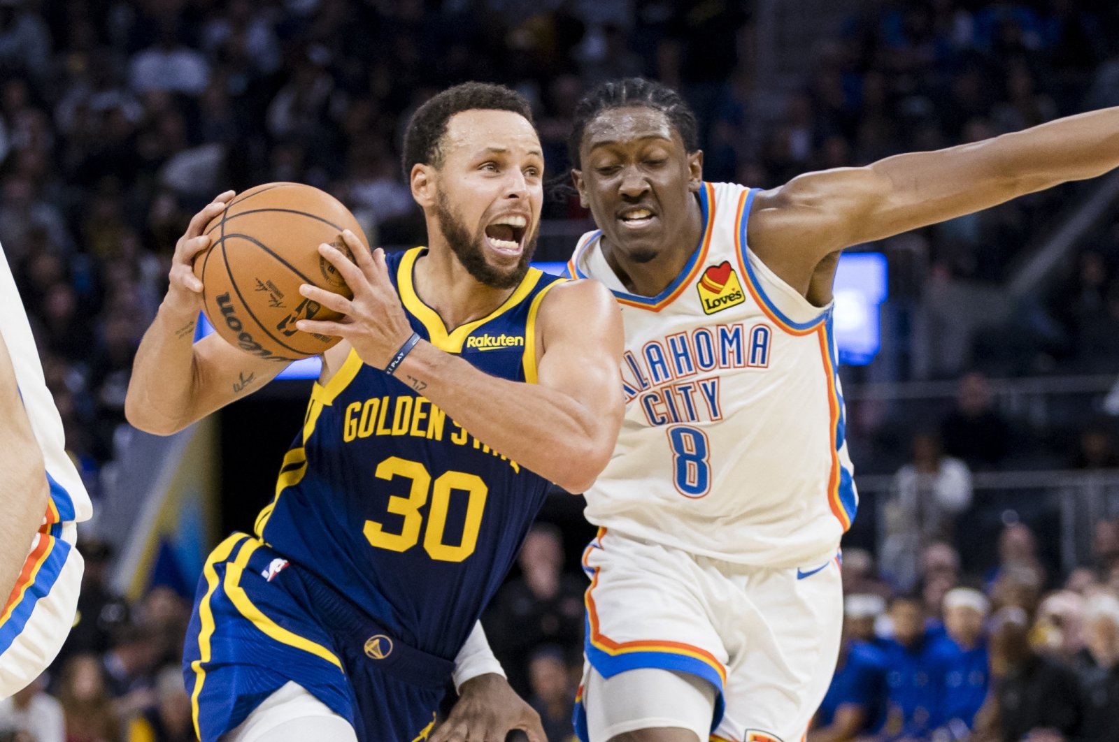 Golden State Warriors&#039; Stephen Curry (L) drives to the basket as Oklahoma City Thunder&#039;s Jalen Williams defends during the second half at Chase Center, San Francisco, California, U.S., Nov. 18, 2023. (Reuters Photo)