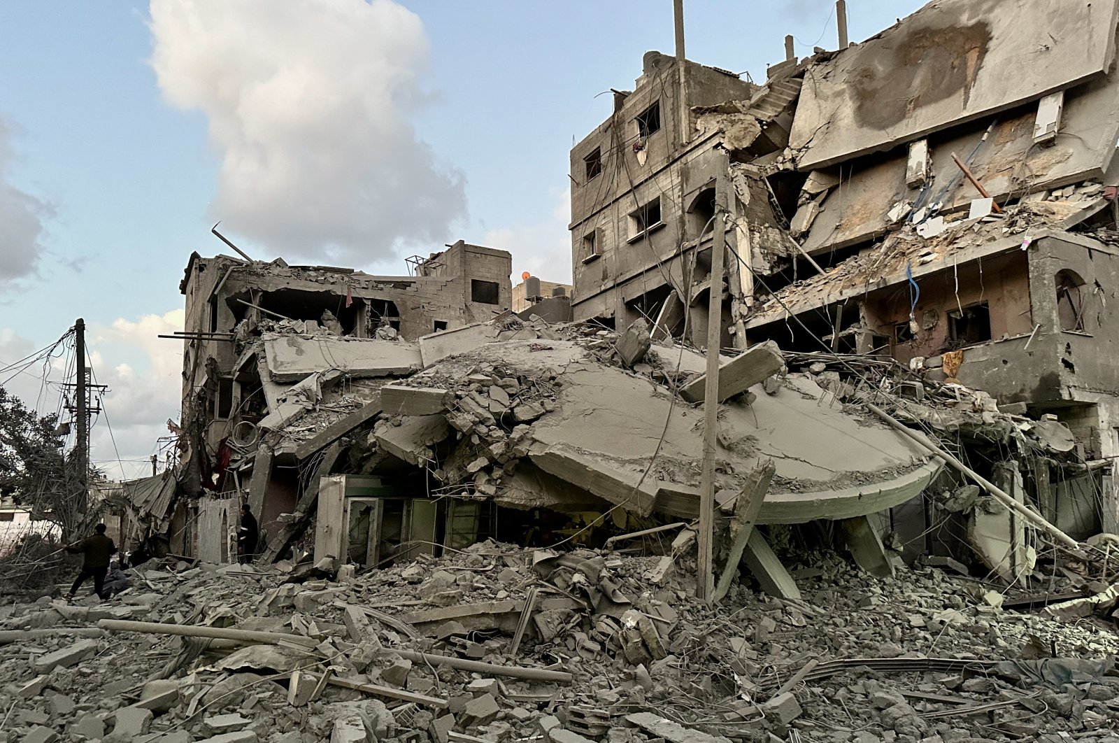 Palestinians walk at the site of Israeli strikes on houses, in Jabalia refugee camp, Gaza Strip, Palestine, Nov. 21, 2023. (Reuters Photo)