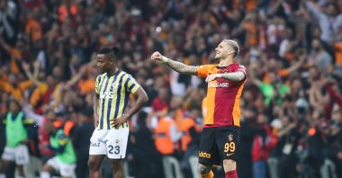 Galatasay's Mauro Icardi (R) celebrates after scoring his team's second goal during the Süper Lig against Fenerbahçe at RAMS PARK, Istanbul, June 4, 2023. (Getty Images Photo)
