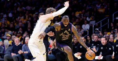 Los Angeles Lakers' LeBron James (R) drives to the basket against Utah Jazz's Lauri Markkanen during the first half of an NBA In-Season Tournament game at Crypto.com Arena, Los Angeles, California, U.S., Nov. 21, 2023. (AFP Photo)