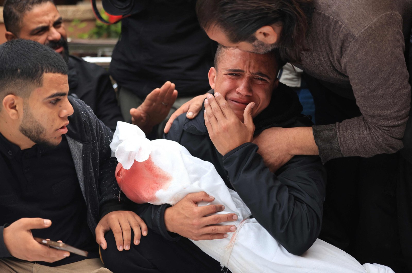 A man mourns during the funeral of his relatives from the Kalusa family, who were killed in an Israeli strike, in Khan Yunis, in the southern Gaza Strip, Nov. 22, 2023. (AFP Photo)