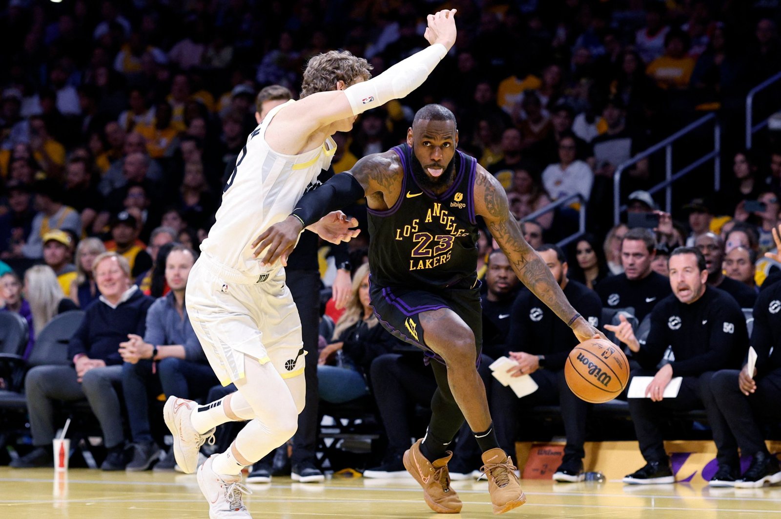 LeBron James makes history with 39,000-point-surpassing slam dunk