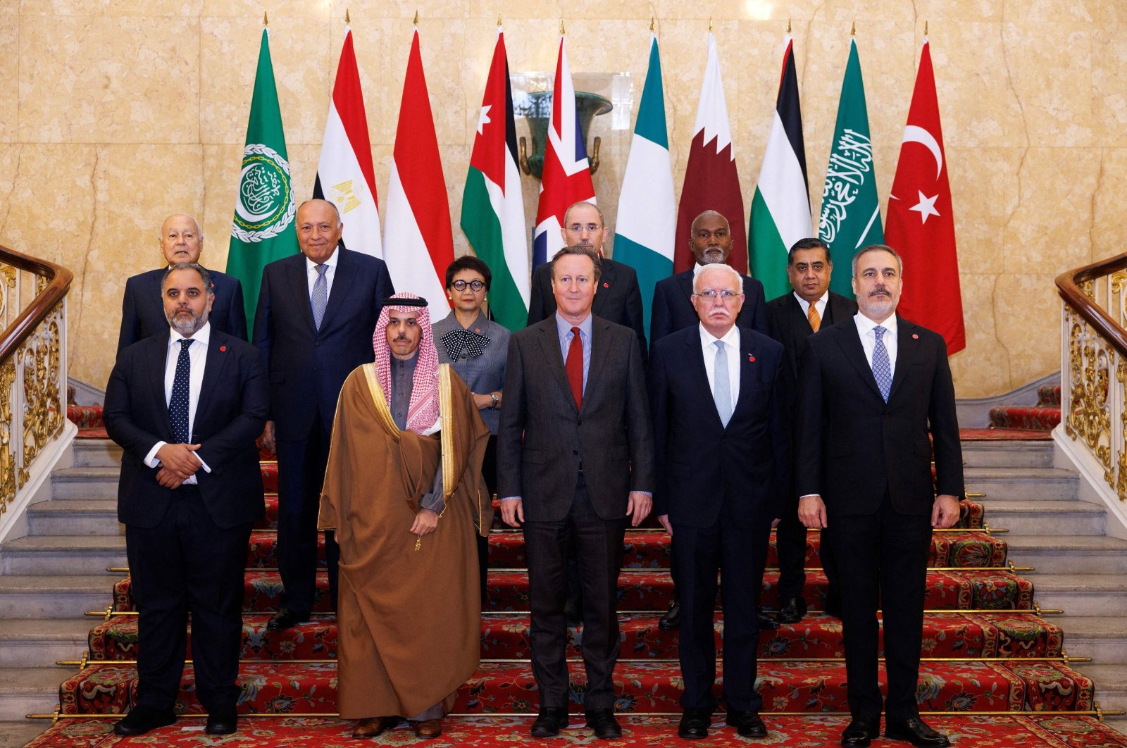 Foreign Minister Hakan Fidan (R), British Foreign Secretary David Cameron (C) and the joint OIC-Arab League delegation pose ahead of the meeting at Lancaster House, London, U.K., Nov. 22, 2023. (AFP Photo)