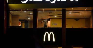 A worker cleans a table in an empty McDonald&#039;s restaurant as a result of the boycott of Western brands in Egypt due to the Israeli bombardment in Gaza, in Cairo, Egypt, Nov. 20, 2023. (Reuters Photo)