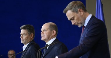 German Chancellor Olaf Scholz (C) is flanked by Economy and Climate Minister Robert Habeck (L) and Finance Minister Christian Lindner to comment on the ruling of Germany&#039;s Constitutional court that the government&#039;s re-location of 60 billion euros ($65 billion) of unused debt from the pandemic era to climate fund was illegal, Berlin, Germany, Nov. 15, 2023. (Reuters Photo)