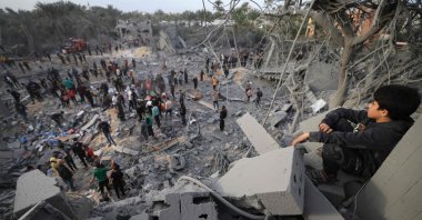 A man looks at the rubble of a house after an Israeli strike in Khan Yunis, in the southern Gaza Strip, Nov. 22, 2023. (AFP Photo)