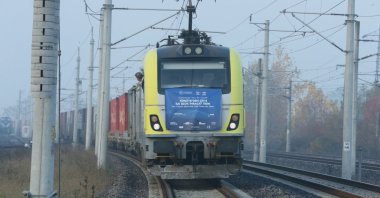 A train carrying goods from Türkiye to China departs from the northwestern province of Kocaeli, Türkiye, Dec. 6, 2020. (AA Photo)