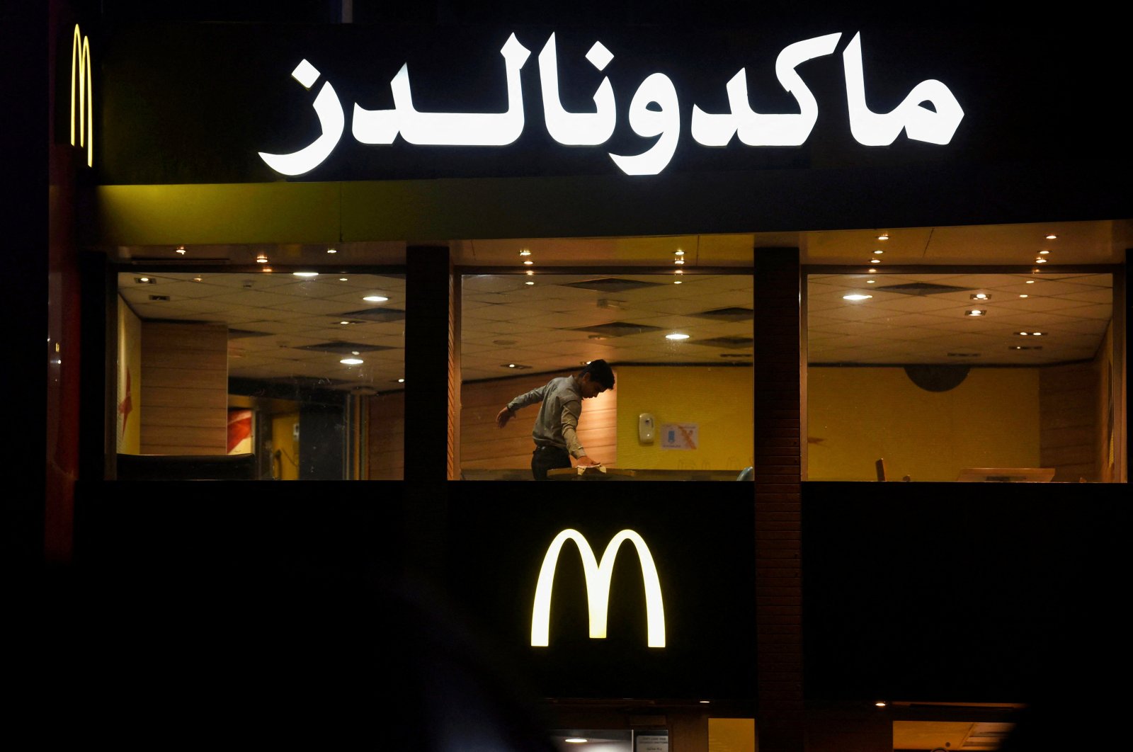 A worker cleans a table in an empty McDonald&#039;s restaurant as a result of the boycott of Western brands in Egypt due to the Israeli bombardment in Gaza, in Cairo, Egypt, Nov. 20, 2023. (Reuters Photo)