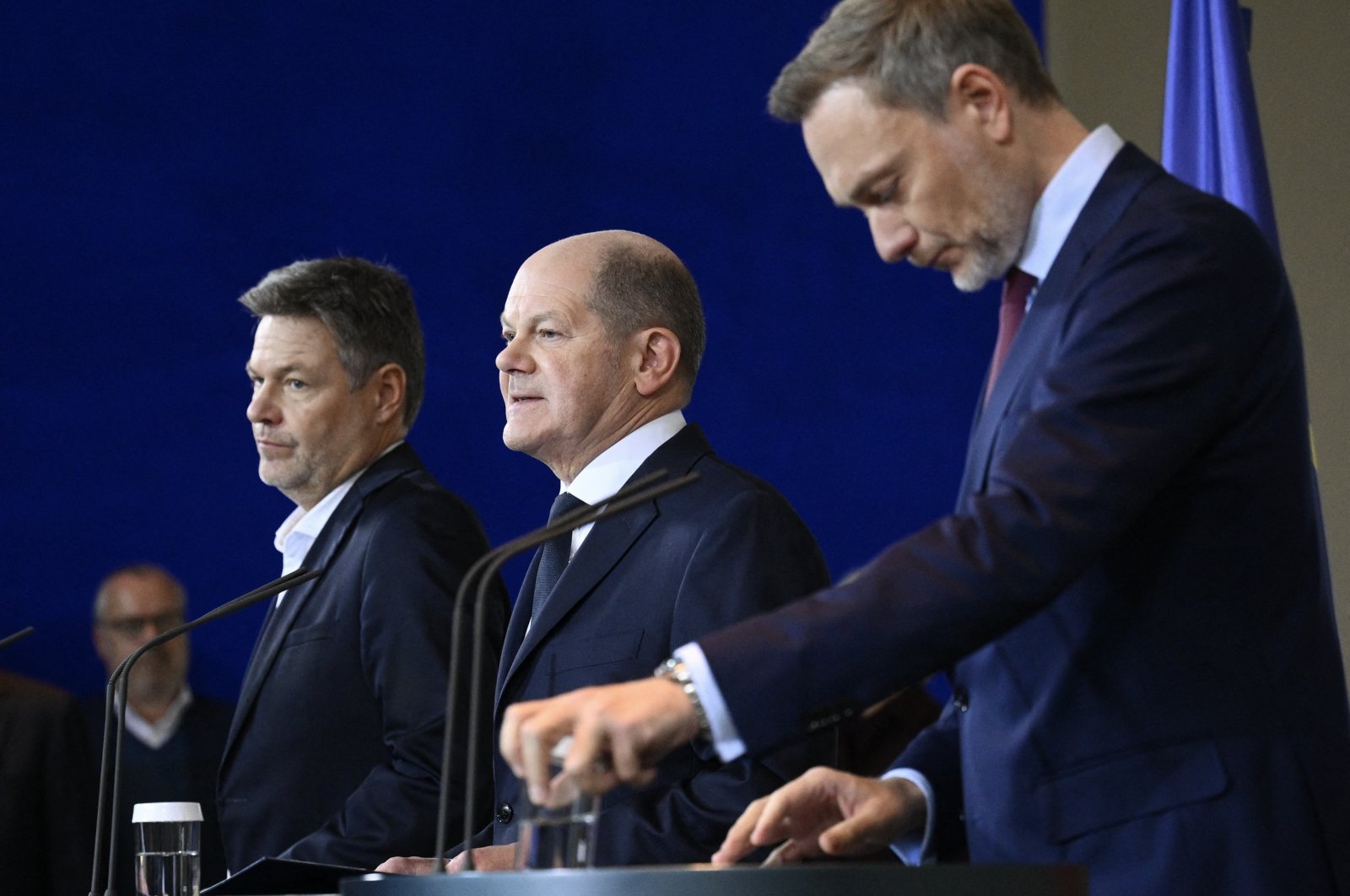 German Chancellor Olaf Scholz (C) is flanked by Economy and Climate Minister Robert Habeck (L) and Finance Minister Christian Lindner to comment on the ruling of Germany&#039;s Constitutional court that the government&#039;s re-location of 60 billion euros ($65 billion) of unused debt from the pandemic era to climate fund was illegal, Berlin, Germany, Nov. 15, 2023. (Reuters Photo)