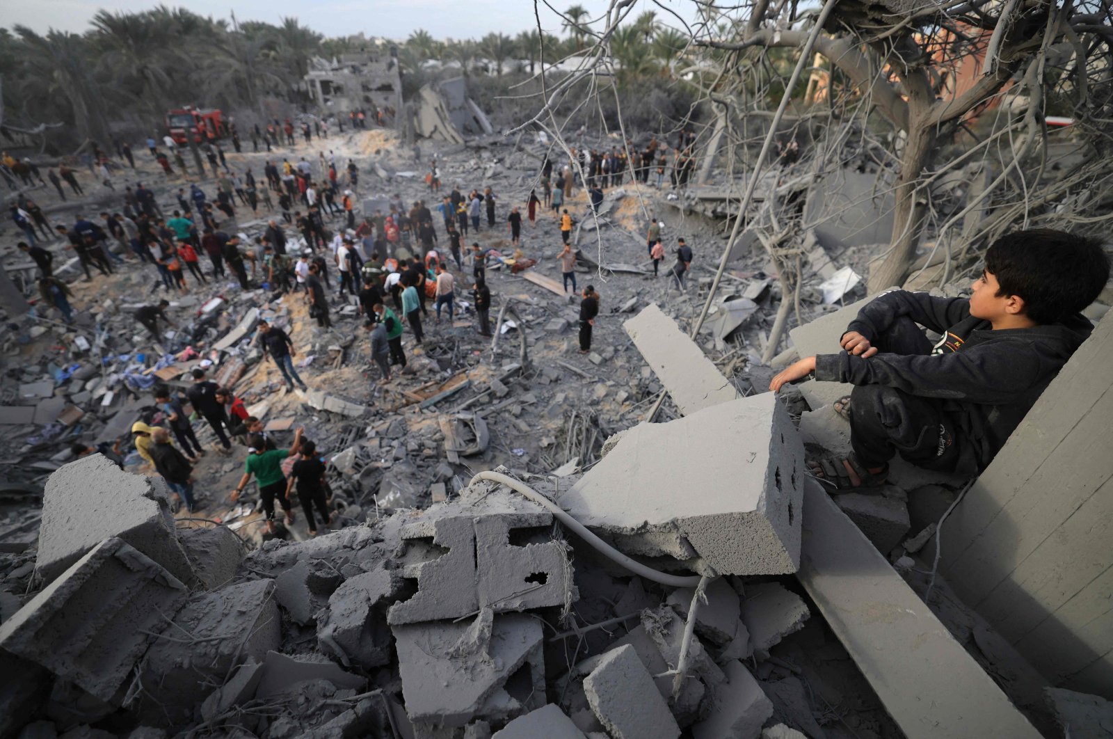 A man looks at the rubble of a house after an Israeli strike in Khan Yunis, in the southern Gaza Strip, Nov. 22, 2023. (AFP Photo)