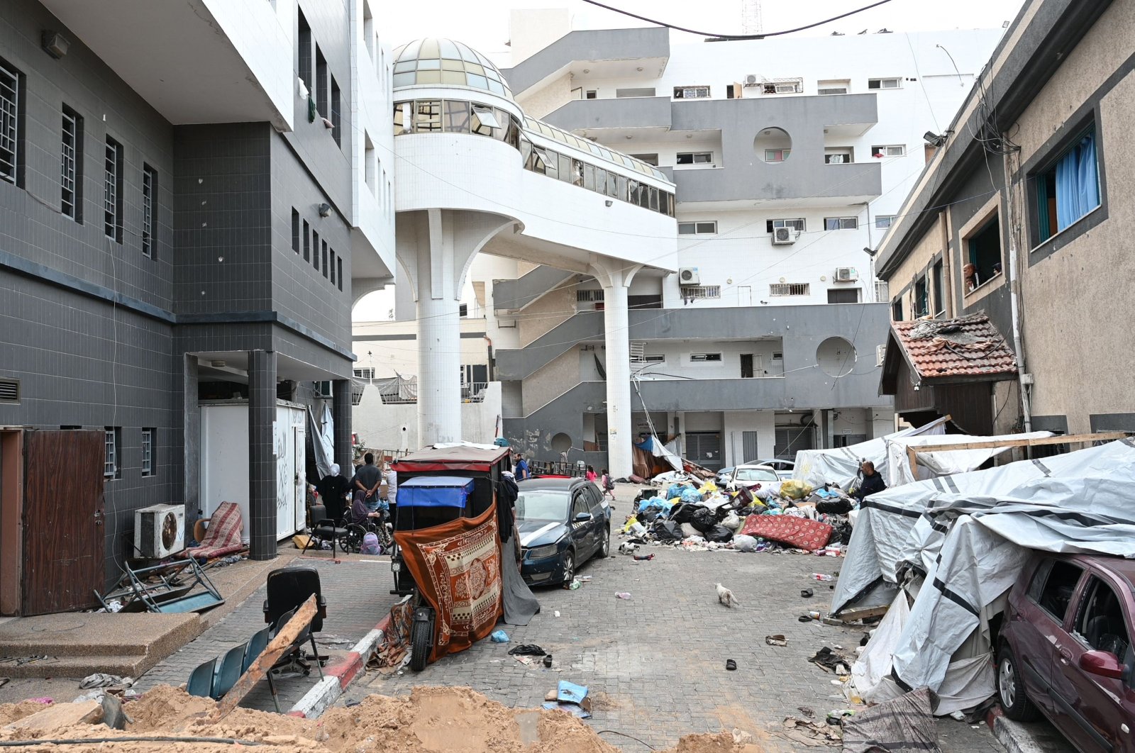 Palestinians gather outside the Al-Shifa hospital complex in Gaza City, Palestine, Nov. 22, 2023. (AFP Photo)