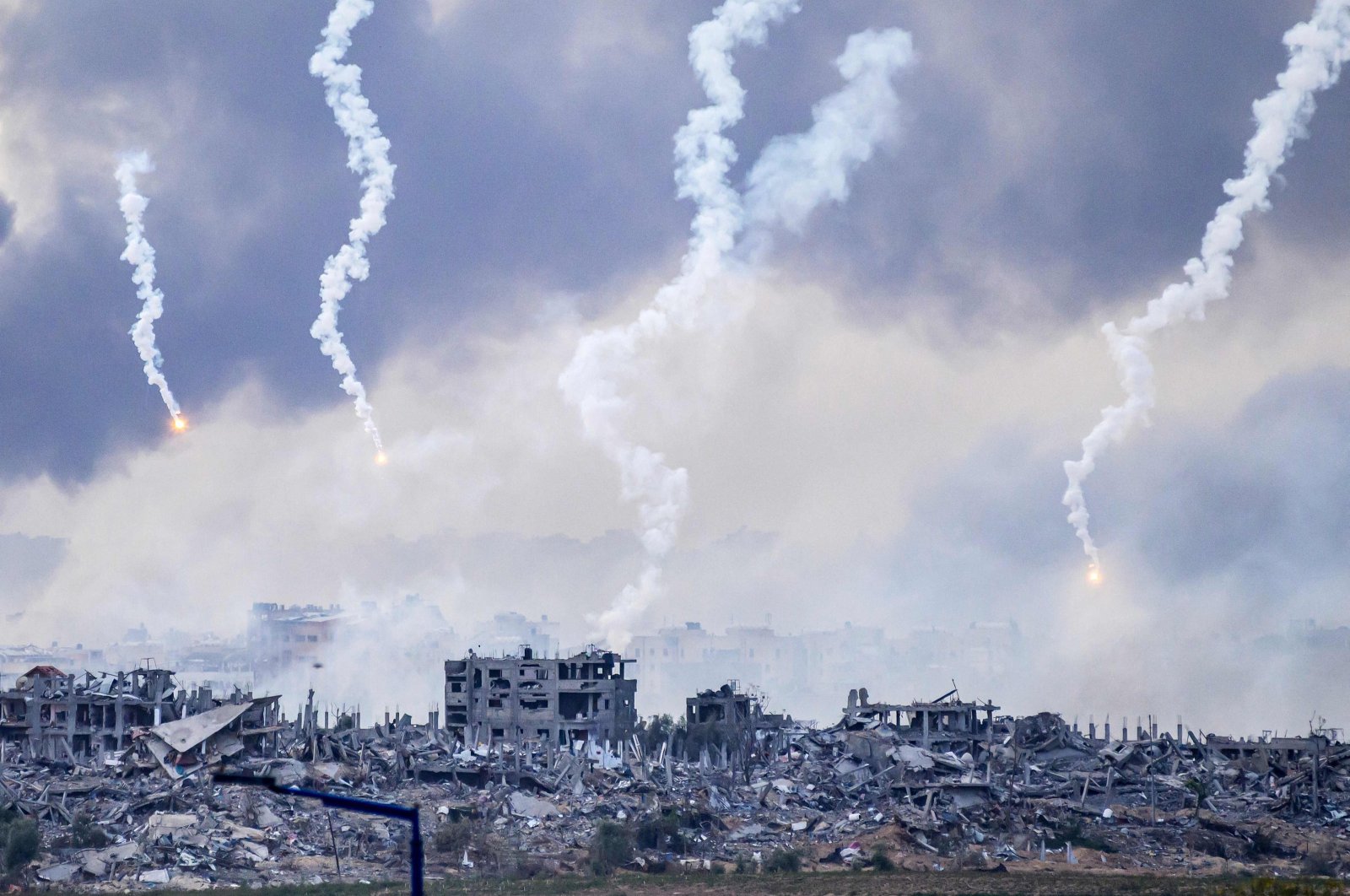 Smoke billowing after an Israeli strike as flares are also dropped over north Gaza, Palestine, Nov. 22, 2023. (AFP Photo)