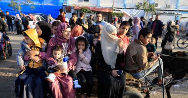Palestinians who had taken refuge in temporary shelters return to their homes in eastern Khan Yunis in the southern Gaza Strip during the first hours of a four-day truce in the battles between Israel and Hamas, Gaza Strip, Palestine, Nov. 24, 2023. (AFP Photo)