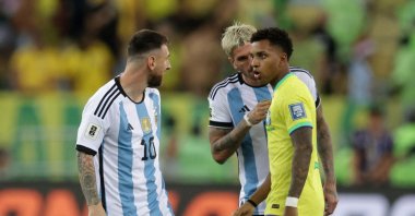 Argentina&#039;s Lionel Messi and Brazil&#039;s Rodrygo (R) clash before the delayed start of the 2026 World Cup qualifiers match, Estadio Maracana, Rio de Janeiro, Brazil, Nov. 21, 2023. (Reuters Photo)