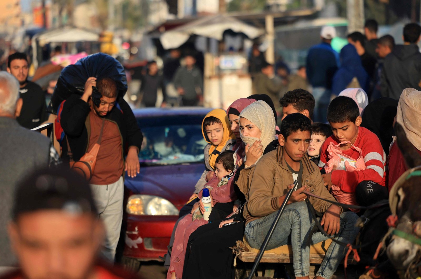 Palestinians who had taken refuge in temporary shelters return to their homes in eastern Khan Yunis in the southern Gaza Strip during the first hours of a four-day truce in the battles between Israel and Hamas, Gaza Strip, Nov. 24, 2023. (AFP Photo)