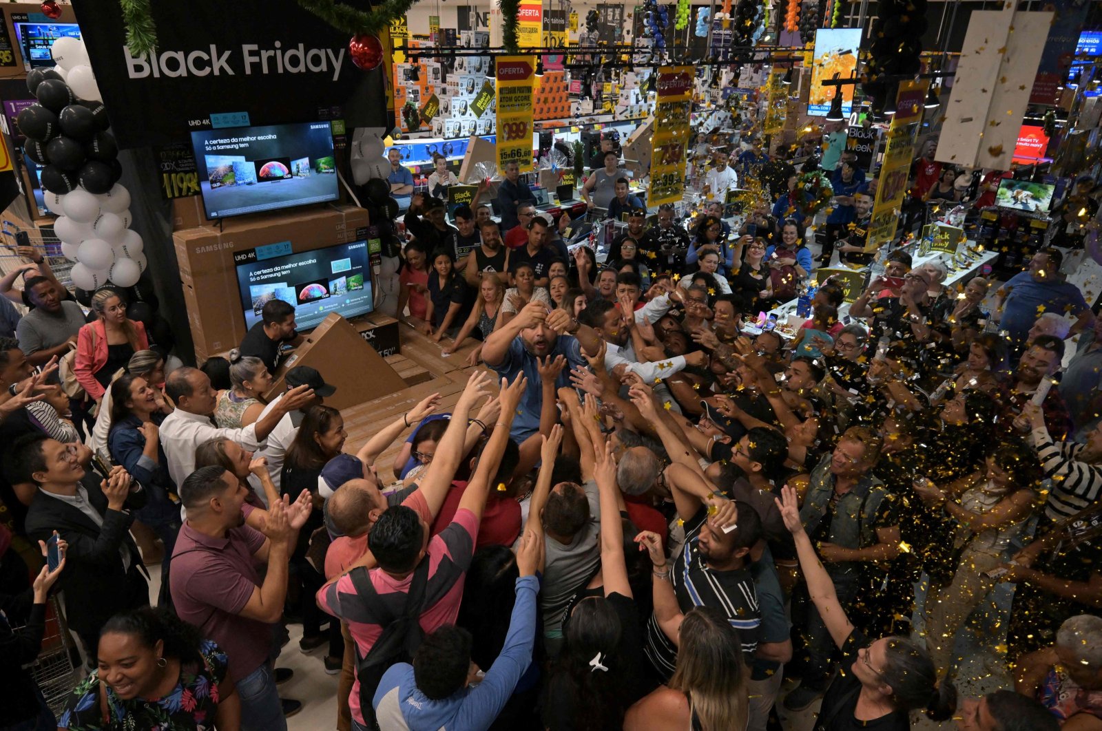 Shoppers buy TV sets at a supermarket during a Black Friday sale in Sao Paulo, Brazil, Nov. 23, 2023. (AFP Photo)