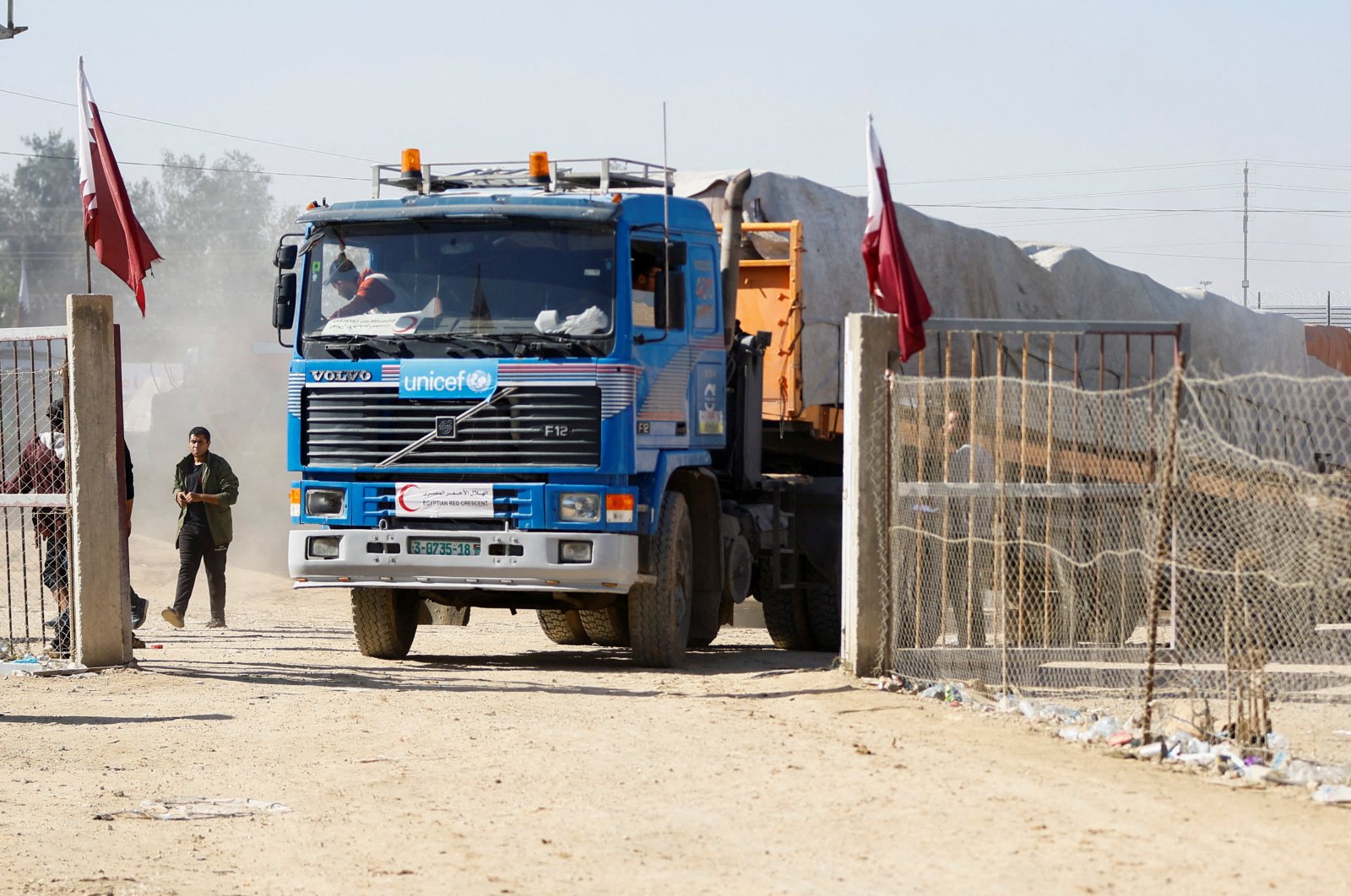 An aid truck arrives at the Rafah border crossing with Egypt during a temporary truce between Hamas and Israel, in Rafah in the southern Gaza Strip Nov. 24, 2023. (Reuters Photo)