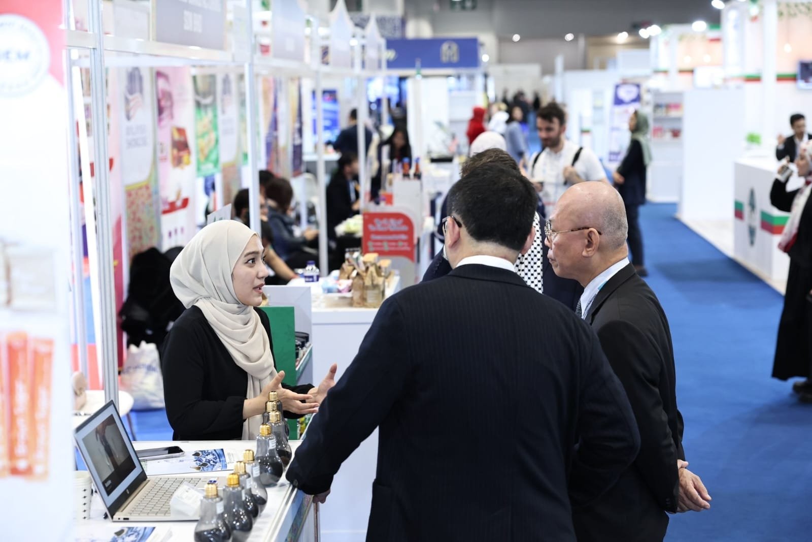 Participants are seen close to a stand of a female exhibitor at the World Halal Summit, Istanbul, Türkiye, Nov. 26, 2023. (Daily Sabah Photo)