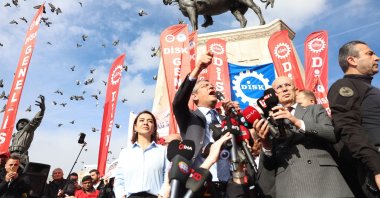 Main opposition Republican People's Party (CHP) Chairperson Özgür Özel (C) delivers a speech during a rally in the capital Ankara, Türkiye, Nov. 17, 2023. (AFP Photo)