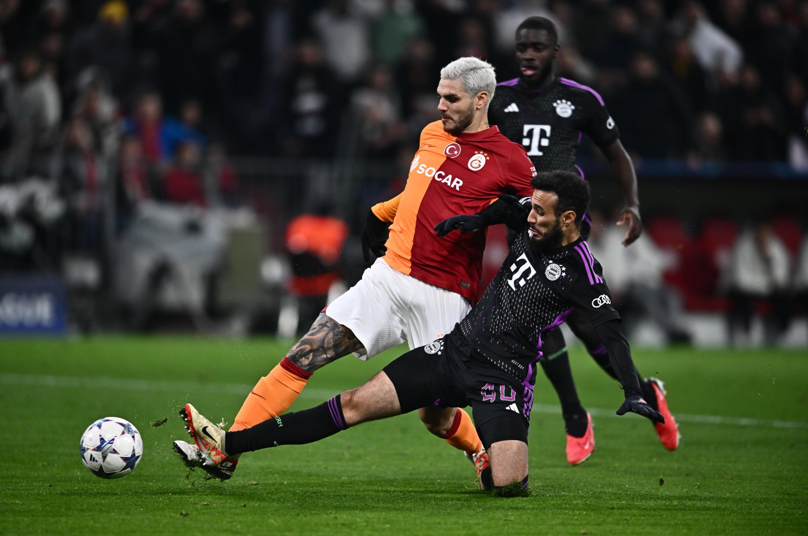 Galatasaray’s Mauro Icardi (C) in action against Bayern Munich’s Noussair Mazraoui during the UEFA Champions League match at Allianz Arena, Munich, Germany, Nov. 8, 2023. (Getty Images Photo)