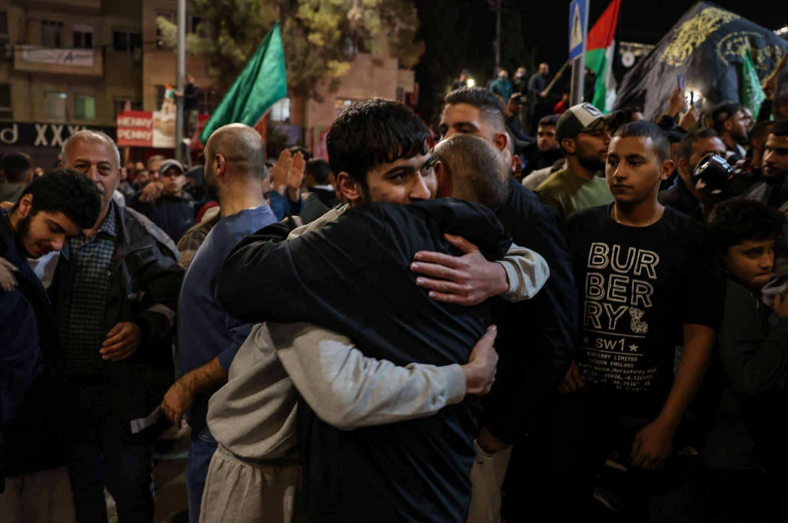 A Palestinian prisoner (L) is welcomed by a relative after being released from Israeli jails, Ramallah, occupied West Bank, Nov. 26, 2023. (AFP Photo)