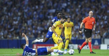 FC Porto&#039;s Stephen Eustaquio FC Porto (L) tackles Barcelona&#039;s Ilkay Gündogğan (R) during the UEFA Champions League Group H match, Estadio do Dragao, Porto, Portugal, Oct. 4, 2023. (Getty Images Photo)