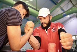 Turkish arm wrestler Kenan Eroğlu (R) trains in Kocaeli, Türkiye, Nov. 16, 2023. (AA Photo)