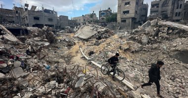 Palestinians walk among the rubble as they inspect houses destroyed in Israeli strikes in Khan Younis, southern Gaza, Palestine, Nov. 27, 2023. (Reuters Photo)