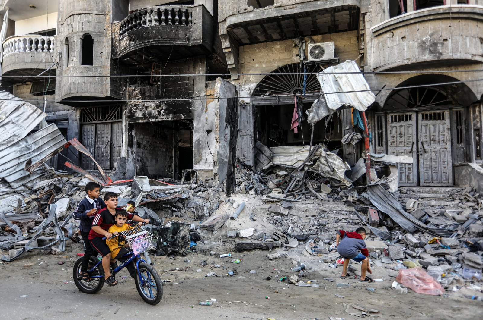 Palestinian children look at a family home destroyed by Israeli bombing, Gaza, Palestine, Nov. 6, 2023. (DPA Photo)