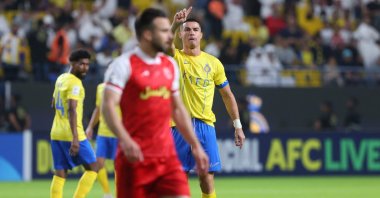 Al Nassr's Cristiano Ronaldo (R) tells the referee that there was no foul and no need for a penalty during the AFC Champions League Group E football match between Saudi's al-Nassr and Iran’s Persepolis at the Al-Awwal Stadium, Riyadh, Saudi Arabia, Nov. 27, 2023. (AFP Photo)