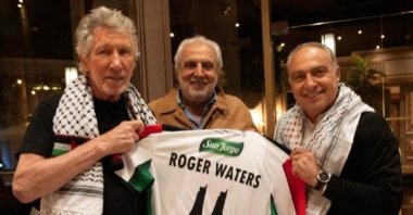 The British artist Roger Waters (L) receives the football club's jersey, from Jorge Uauy (C) and Maurice Khamis, the presidents of Club Deportivo Palestino. (Photo Courtesy: @palestino / Instagram)