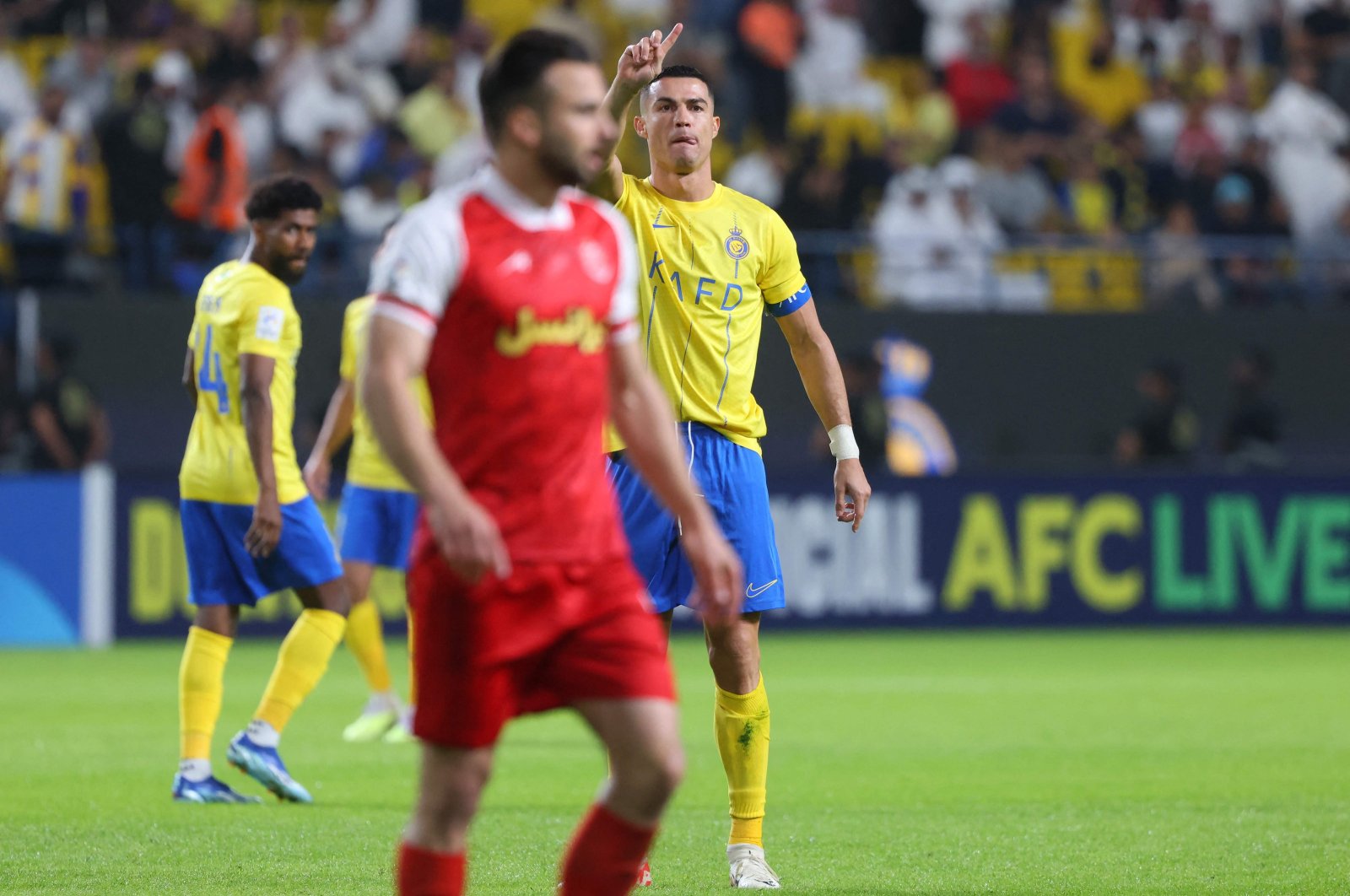 Al Nassr&#039;s Cristiano Ronaldo (R) tells the referee that there was no foul and no need for a penalty during the AFC Champions League Group E football match between Saudi&#039;s al-Nassr and Iran’s Persepolis at the Al-Awwal Stadium, Riyadh, Saudi Arabia, Nov. 27, 2023. (AFP Photo)