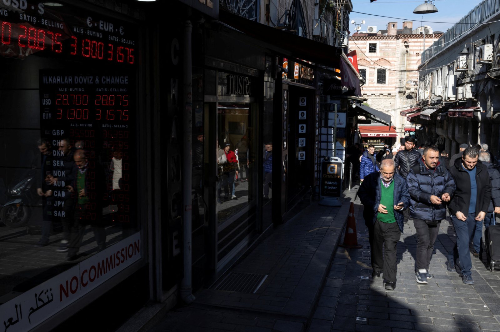 People walk past an exchange office in Istanbul, Türkiye, Nov. 27, 2023. (Reuters Photo)