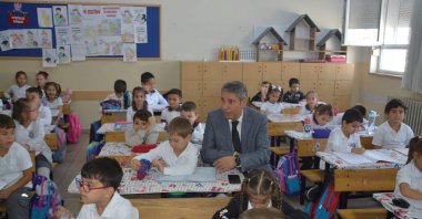 National Education Minister Yusuf Tekin poses with primary students in Balıkesir, Türkiye, Nov. 29, 2023. (IHA Photo)