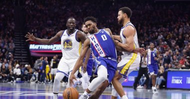 Sacramento Kings' Malik Monk drives to the basket against Golden State Warriors' Stephen Curry in the fourth quarter during the NBA In-Season Tournament game at Golden 1 Center, Sacramento, U.S, Nov. 28, 2023. (AFP Photo)