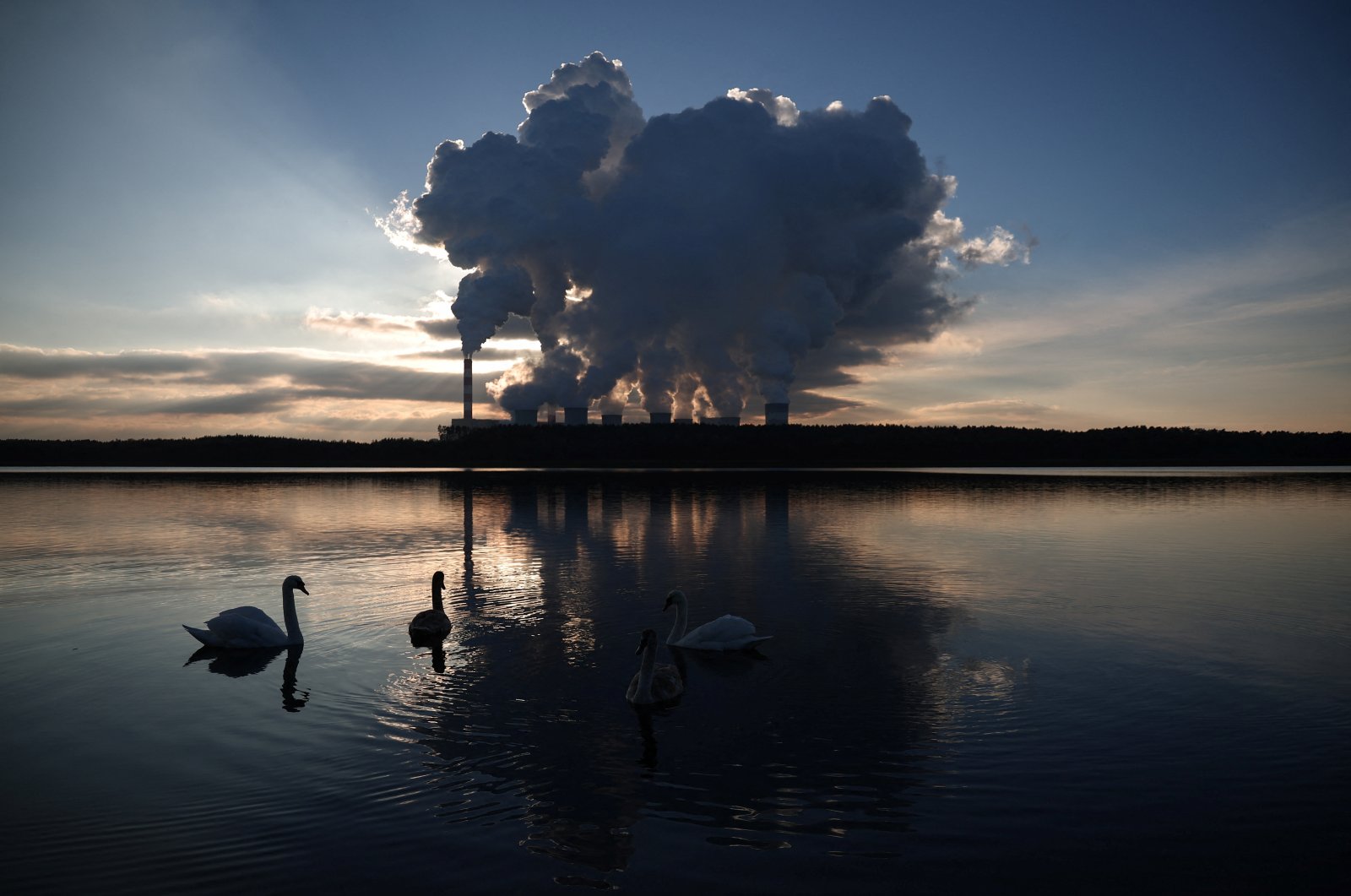 Smoke and steam billow from Belchatow Power Station, Europe&#039;s largest coal-fired power plant powered by lignite, operated by Polish utility PGE, Rogowiec, Poland, Nov. 22, 2023. (Reuters Photo)