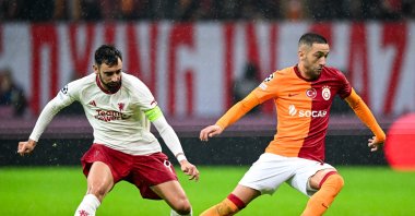 Galatasaray's Hakim Ziyech (R) in action with Manchester United's Bruno Fernandes during the UEFA Champions League Group A match at Ali Sami Yen Spor Kompleksi Stadium, Istanbul, Türkiye, Nov. 29.2023. (Getty Images Photo)