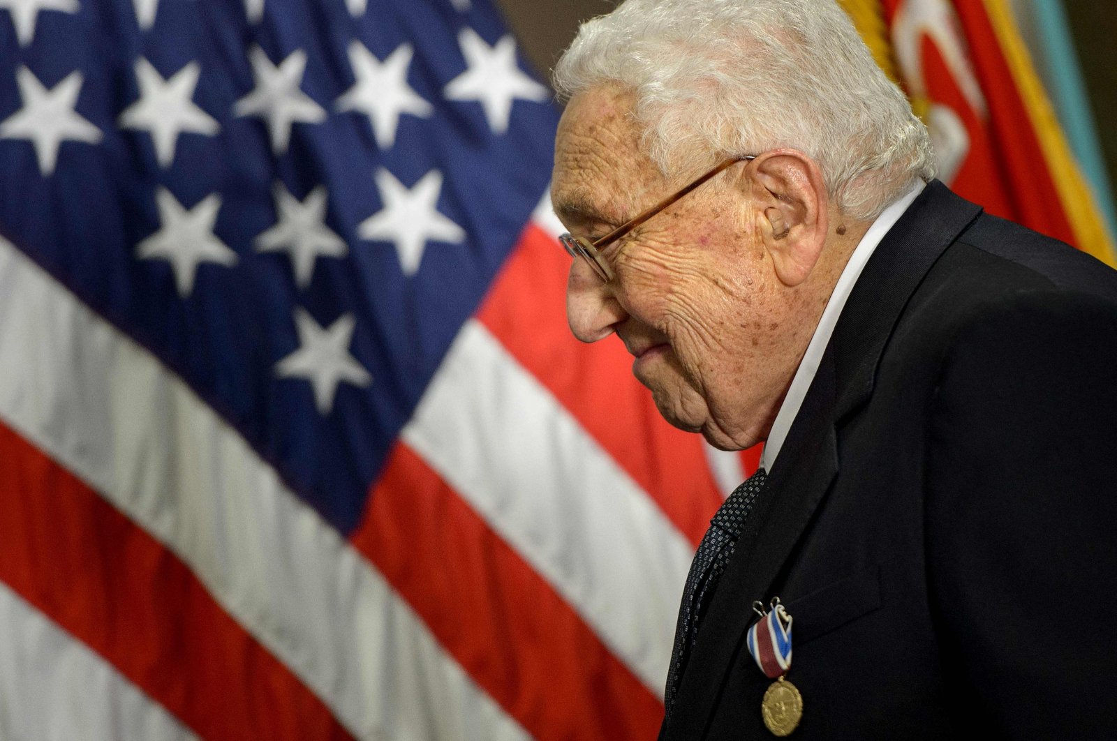 Former U.S. Secretary of State Henry Kissinger smiles after receiving an at the Pentagon honoring his diplomatic career, in Washington, D.C., U.S., May 9, 2016. (AFP Photo)