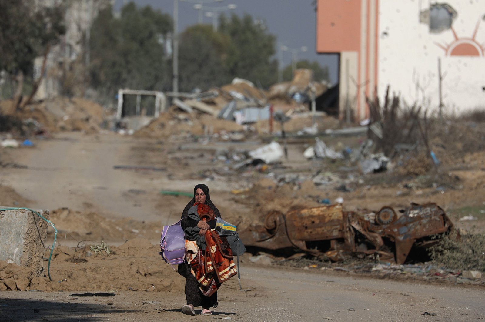 A Palestinian woman walks after crossing from the northern Gaza Strip to the southern Gaza Strip along Salah Al Din road, central Gaza Strip, Palestine, Nov. 29, 2023. (EPA Photo)