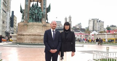 Ukrainian Consul General Roman Nedilsky and his wife Liudmyla Nedilska on Istiklal Street, Istanbul, Türkiye, Nov. 2, 2023. (Photo by Serkan Hervenik, Eyüp Kaymak)