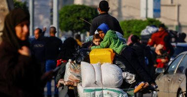 Palestinians flee their houses due to Israeli strikes in the eastern part of Khan Younis, Gaza Strip, Palestine, Dec. 1, 2023. (Reuters Photo)