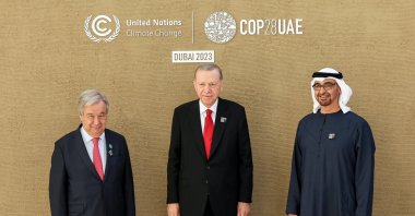 U.N. chief Antonio Guterres (L), President Recep Tayyip Erdoğan (C) and UAE leader Sheikh Mohammed bin Zayed Al Nahyan pose before the start of the summit, Dubai, UAE, Dec. 1, 2023. (EPA Photo)