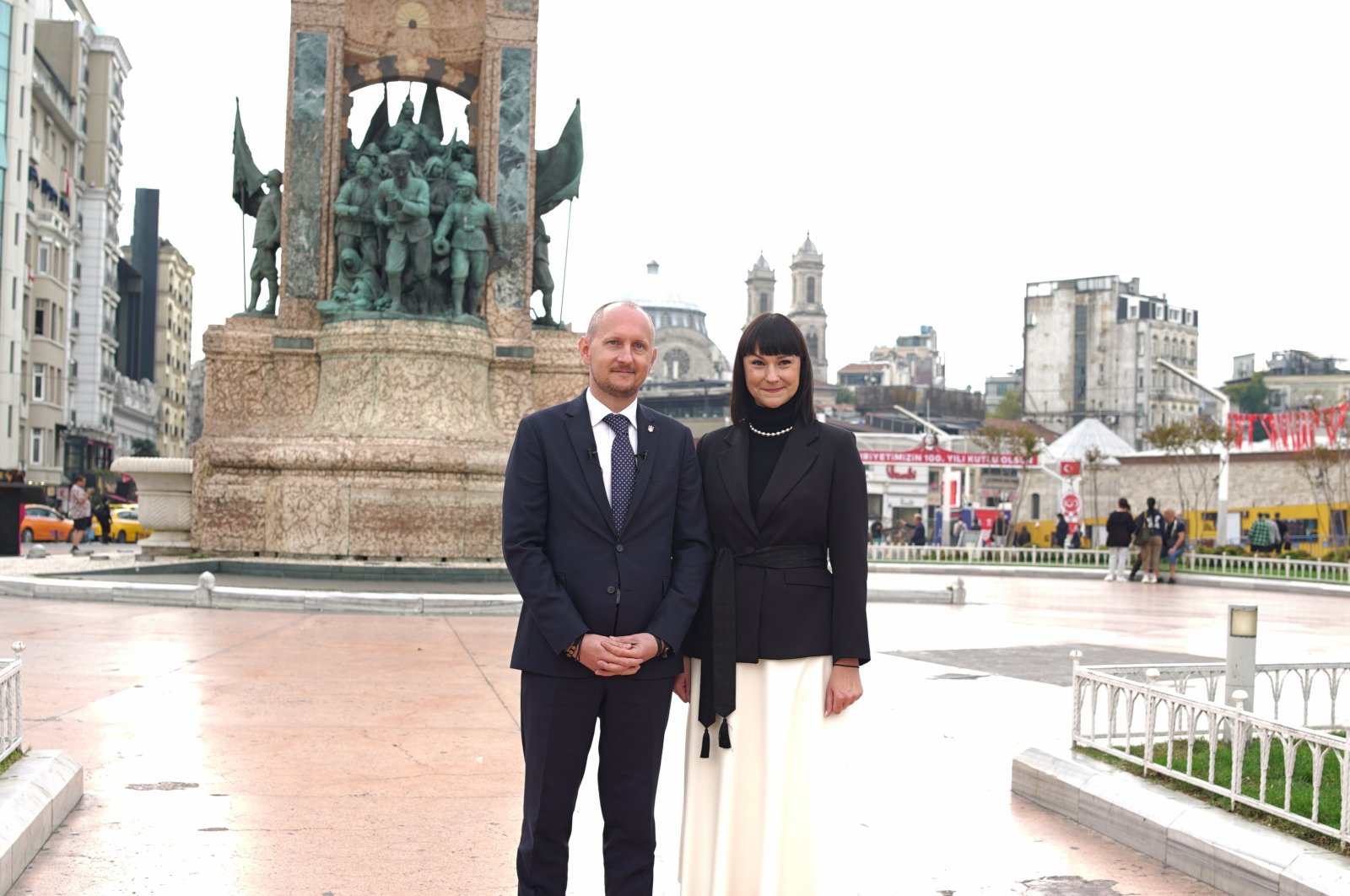 Ukrainian Consul General Roman Nedilsky and his wife Liudmyla Nedilska on Istiklal Street, Istanbul, Türkiye, Nov. 2, 2023. (Photo by Serkan Hervenik, Eyüp Kaymak)