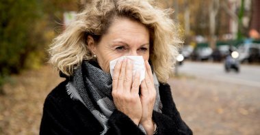 When someone sneezes or coughs, that spreads pathogens via saliva and nasal secretions, says Germany’s Federal Centre for Health Education (BZgA), Nov. 13, 2018. (dpa Photo)