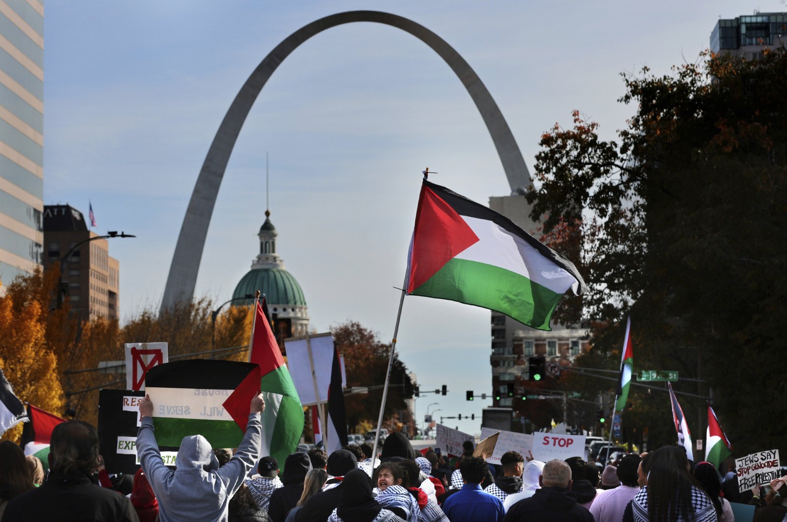 Marchers make their way toward the Gateway Arch to call attention to war in Palestine, St. Louis, U.S., Nov. 9, 2023. (AP Photo)